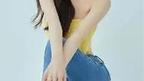 何超莲与窦骁共录节目，甜蜜互动镜头中深情吻别