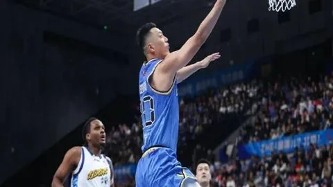 惊险瞬间！斯洛特直言：范德芬狂野铲球，10次都可能酿成悲剧！